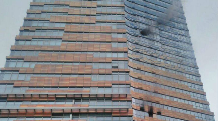 Ataşehir'deki 52 katlı gökdelende yangın 