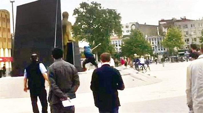 Atatürk anıtına tinerli ve baltalı saldırı