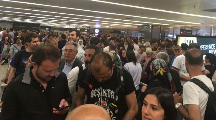 Atatürk Havalimanı'nda binlerce kişilik pasaport kuyruğu