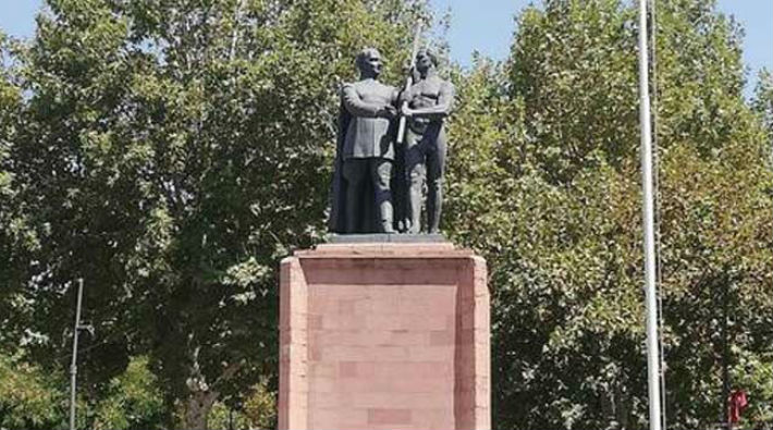 Atatürk heykelindeki gence 'şort' giydirilsin talebi