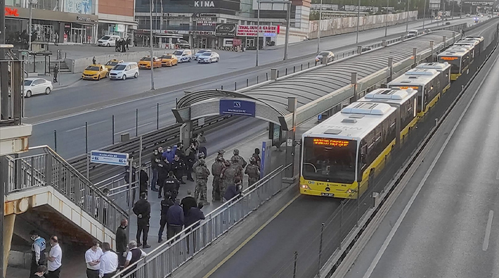 Avcılar istikametinde ilerleyen bir metrobüs rehin alındı