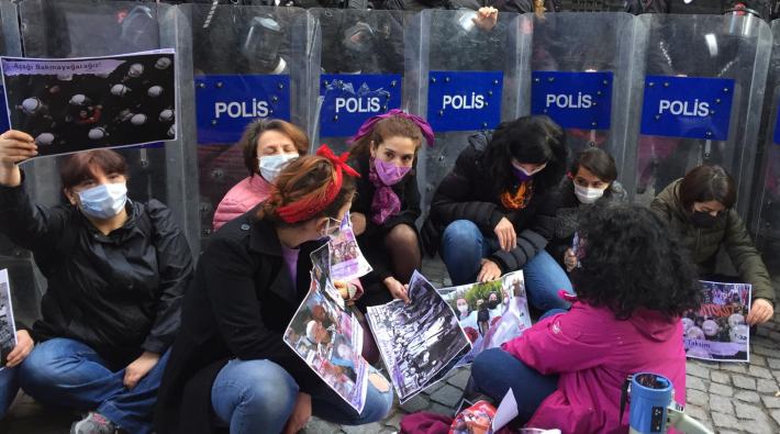 İstanbul'da 8 Mart çağrısı için bir araya gelen kadınlara polis ablukası