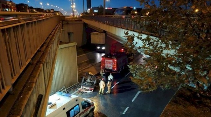 Avcılar'da otomobil köprüden düştü: 3 yaralı
