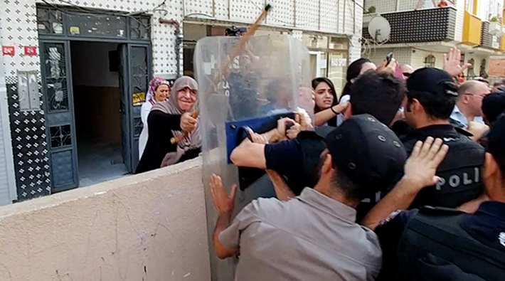 Polislere ve yıkım ekibine tepki gösteren kadın bastonuyla direndi