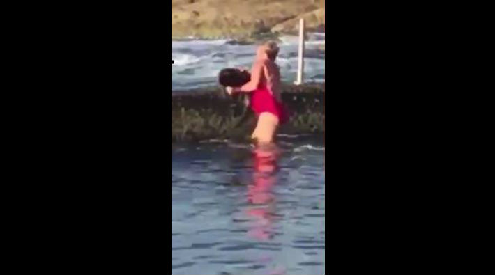 Avustralyalı kadın, köpek balığını eliyle yakaladı