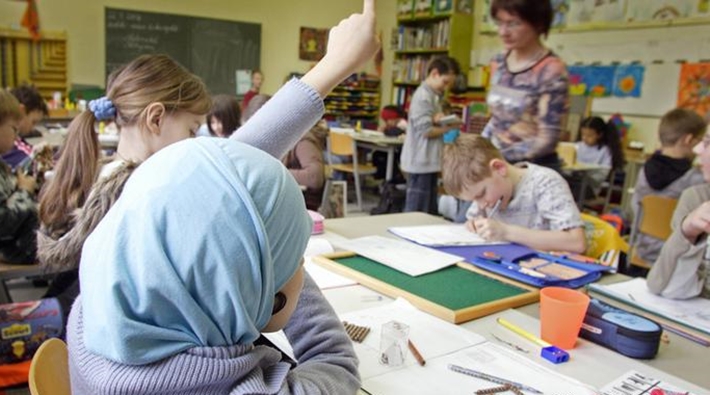 Avusturya'da çocuklara anaokulunda başörtüsü takılması yasaklandı