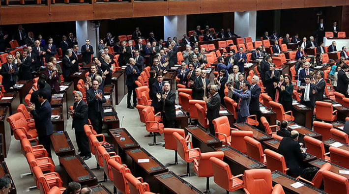 CHP'den Meclis'te eylem: Rejim değişikliğine karşı ayaktayız