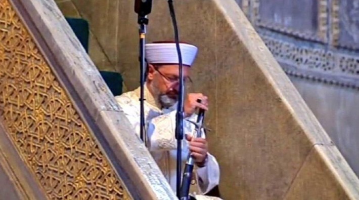 Ayasofya'da kılıçlı cuma hutbesi: 'Fatih kıyamete kadar cami vakfetti, vakfedileni çiğneyen lanete uğrar'