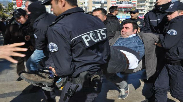 Aydın'da KHK ihraçlarını protesto eden KESK üyelerine polis saldırdı: 8 gözaltı