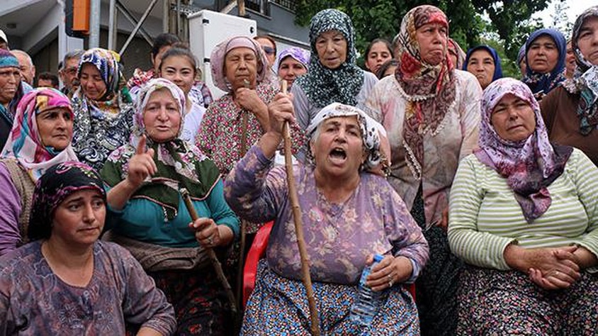 Aydın'da kadınlar jeotermal kuyusu açmak için gelen iş makinelerini köye sokmadı