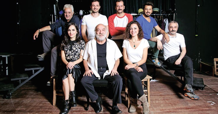Müjdat Gezen ve Metin Akpınar'a destek veren tiyatronun oyunu engellendi