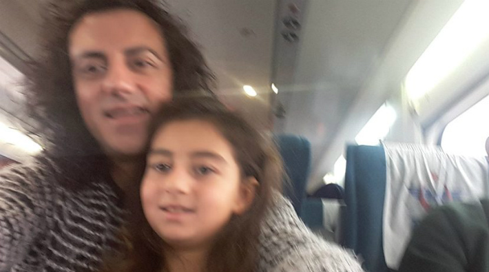 'İslam dini bunu kabul etmiyor’ denilerek birlikte oturmalarına  izin verilmeyen baba kızı yolcular birleştirdi