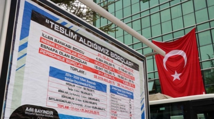 Bağımsız başkan AKP'den kalan borcu billboardlara astırdı