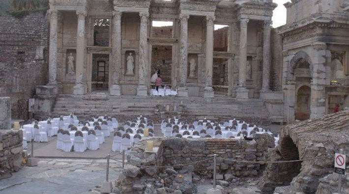 Bakanlıktan 'Efes'te düğün' açıklaması: 'Ülkemizin tanıtımı için'