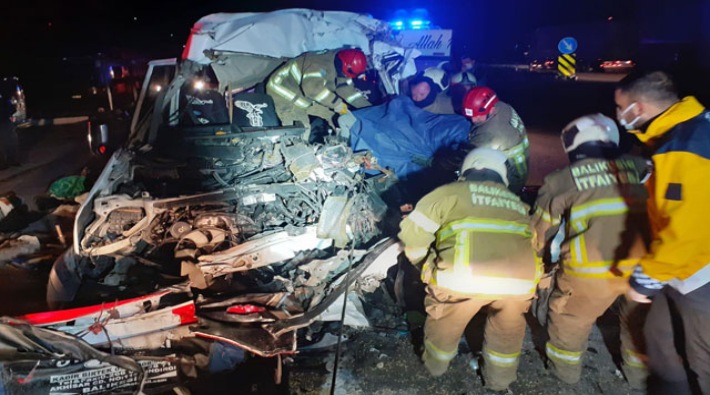 Balıkesir'de işçi servisi ile TIR çarpıştı: 3 ölü, 9 yaralı