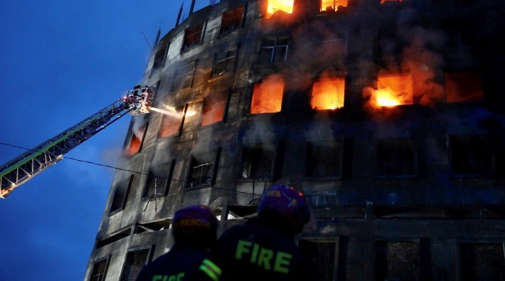Bangladeş’te yanan fabrikanın sahibi, 52 işçiyi öldürmekten tutuklandı