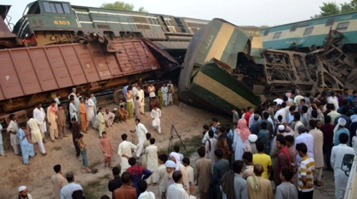 Bangladeş'te iki yolcu treni çarpıştı: 16 ölü, 48 yaralı