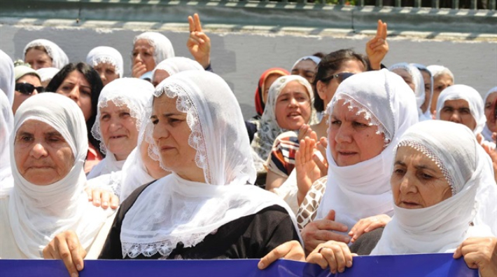 Barış Anneleri AKP önünde eyleme başladı, polis uzaklaştırdı