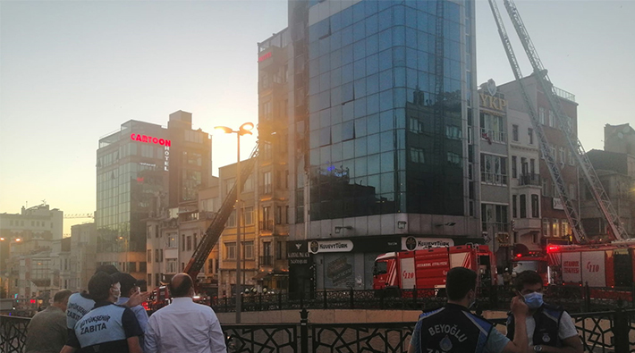 Beyoğlu’nda yangın otele sıçradı: En az 4 yaralı