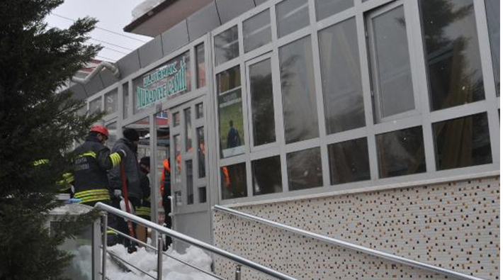 Konya'da bir caminin çatısı çöktü, 3 kişi yaralandı
