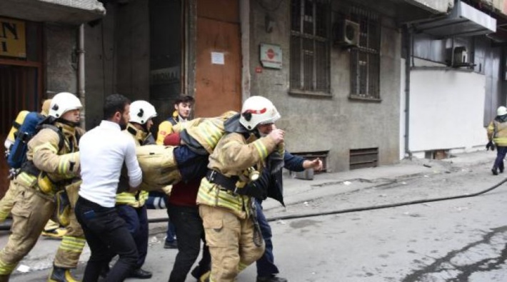 Bayrampaşa'da yangına müdahale ederken düşen itfaiyeci ağır yaralandı