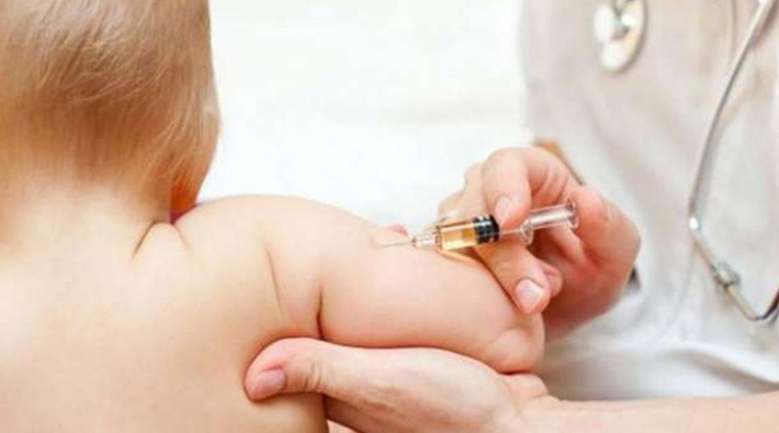 Bebeklere ‘yanlışlıkla’ Covid-19 aşısı vuruldu: Prof. Dr. Kurugöl canlı yayında savundu