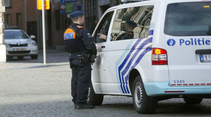 Belçika'da bir saldırgan futbol sahasında kendini patlattı
