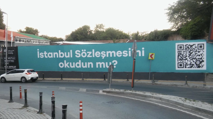 Beşiktaş Belediyesi'nden QR kodlu bilboard: İstanbul Sözleşmesi'ni okudun mu?
