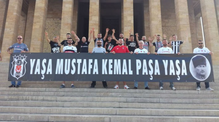 'Yaşa Mustafa Kemal Paşa Yaşa' pankartı stada alınmayan taraftar İzmir Marşı ile yanıt verdi