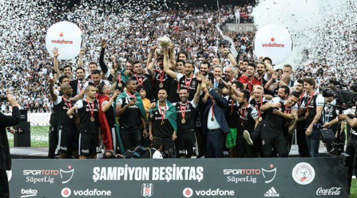 Beşiktaş şampiyonluk kupasını kaldırdı