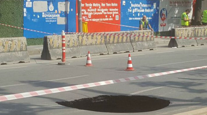 Beşiktaş'ta metro çalışmaları sırasında yol çöktü!