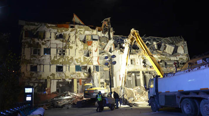 Tadilatı için 7 milyon TL harcanan bina ‘dayanıksız’ denilerek yıkıldı