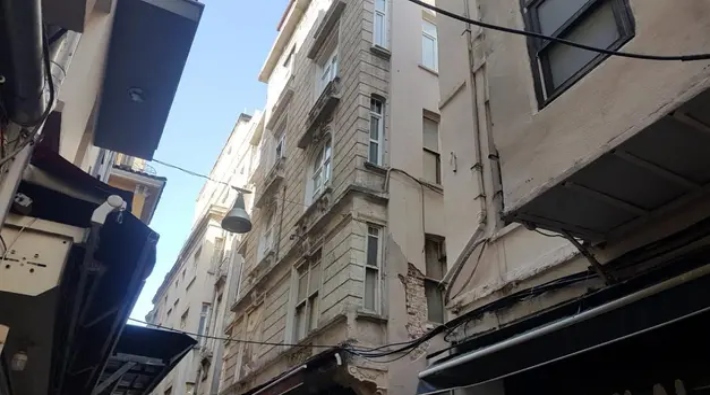 Beyoğlu'da bir bina çökme riski nedeniyle boşaltıldı