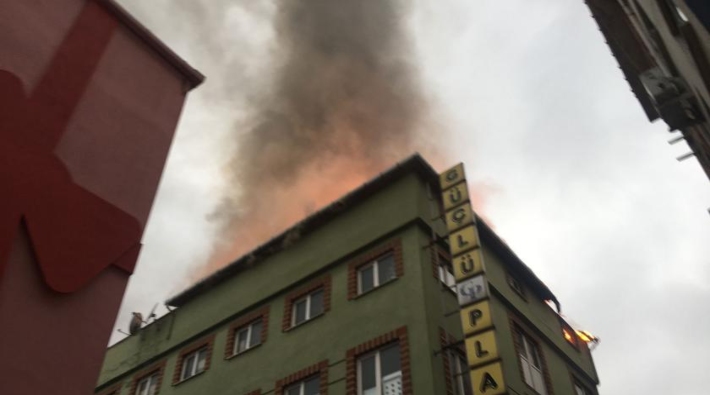 Beyoğlu'da iş hanında yangın: Bir kişi hayatını kaybetti