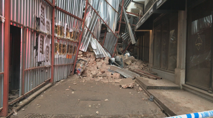 Beyoğlu'nda tadilattaki bina çöktü