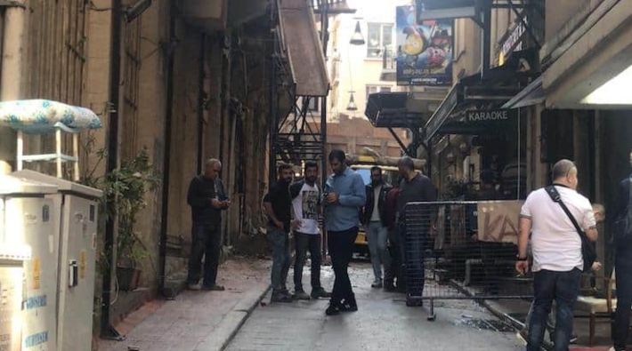 Beyoğlu’nda yıkımına başlanan binanın duvarı çöktü: Bir kişi altında kaldı