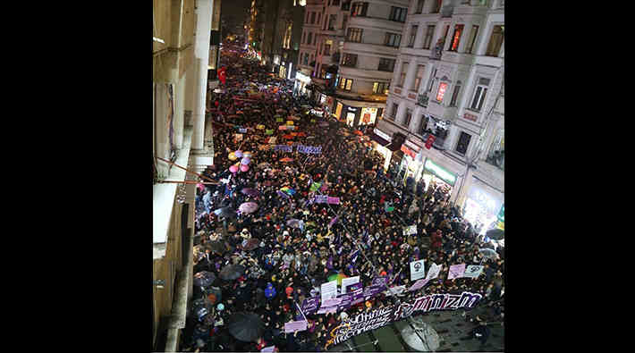 Binlerce kadın 8 Mart'ta Taksim'de buluştu