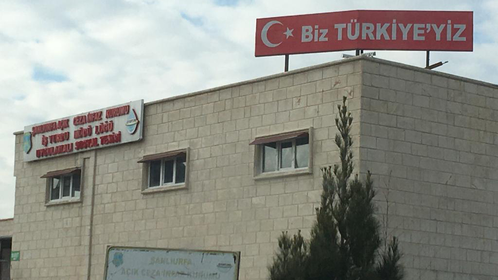 Cezaevi girişinde itiraf gibi tabela: Biz Türkiye'yiz!