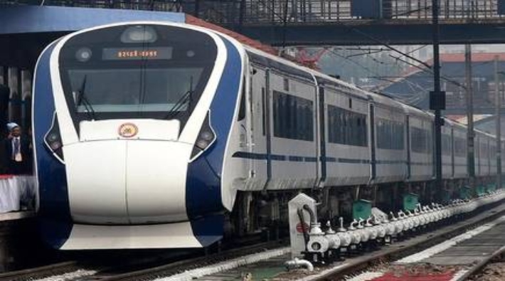 Hindistan'da raylarda uyuyan işçilere tren çarptı: 15 ölü