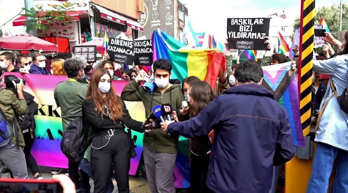Boğaziçili öğrenciler LGBTİ+ bayrağı taşıdığı gerekçesiyle yargılanıyor