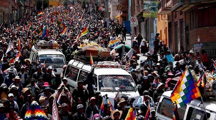 Bolivya'da, cenazeleriyle yürümek isteyen darbe karşıtlarına polis saldırısı