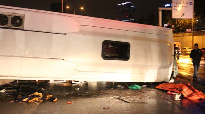 Bostancı'da otobüs devrildi: 3 ölü, 17 yaralı