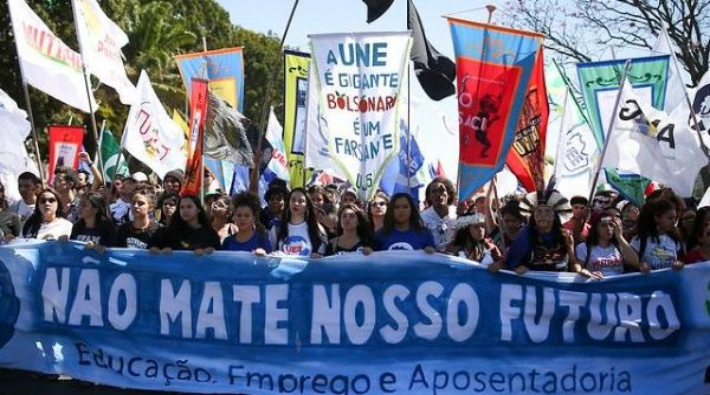 Brezilya'da öğrenciler Bolsonaro'ya karşı sokağa çıkıyor