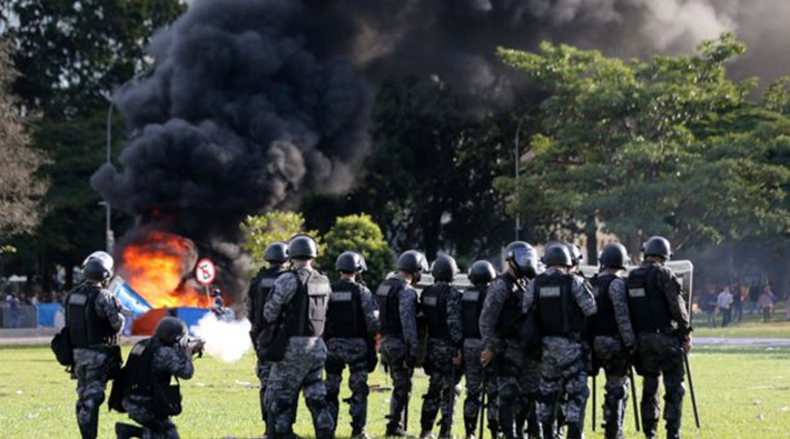 Brezilya karıştı: Göstericiler bakanlıkları ateşe verdi