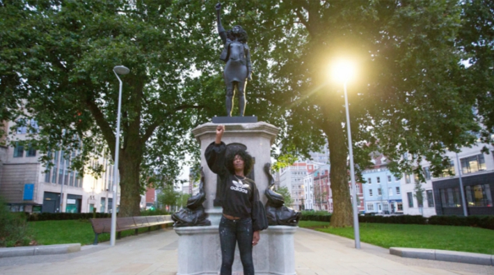Bristol'de yıkılan köle taciri heykelinin yerine 'Black Lives Matter' eylemcisinin heykeli dikildi