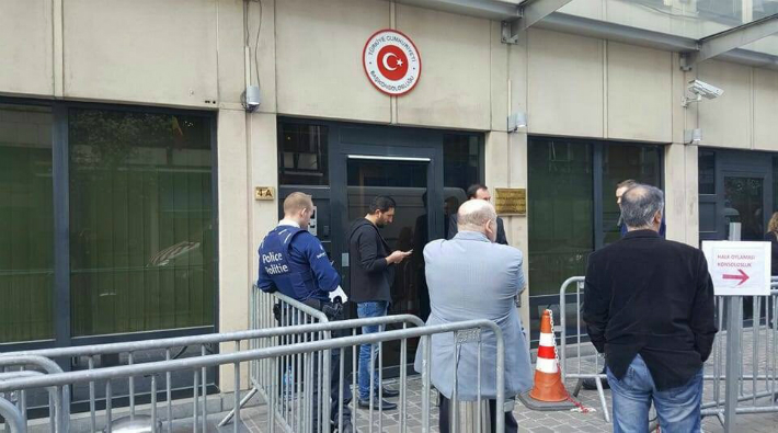Brüksel'de büyükelçilikte referandum oylamasında AKP'liler HAYIR diyenlere saldırdı