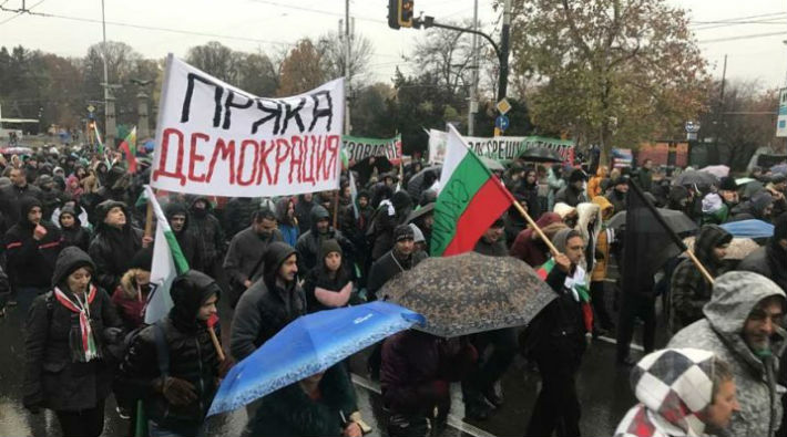 Bulgaristan'da yoksulluğa karşı protestolar sürüyor