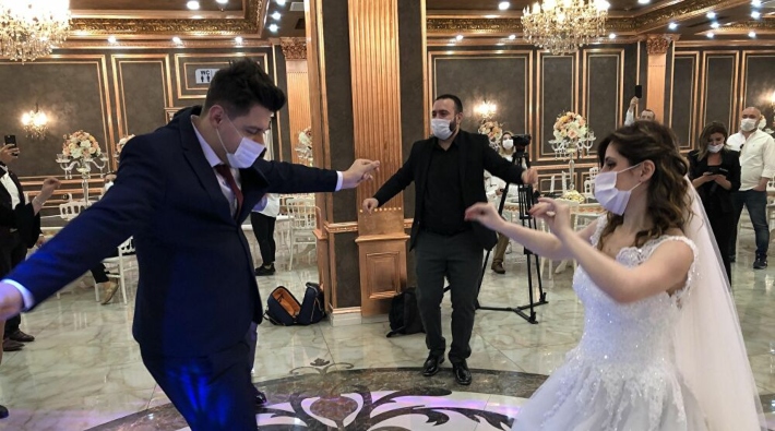 Bursa'da 3 farklı düğüne katılan 42 kişide koronavirüs tespit edildi 