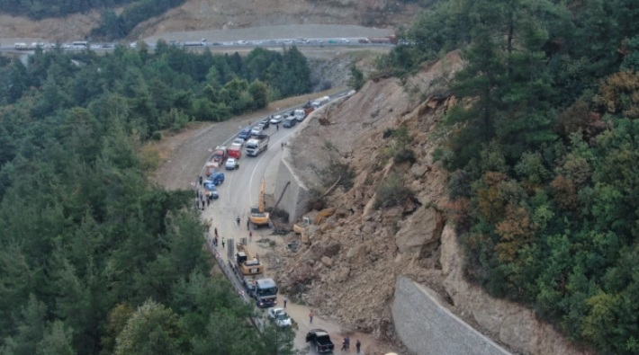 Bursa'da yol çalışması yapılan bölgede toprak kayması: 1 ölü