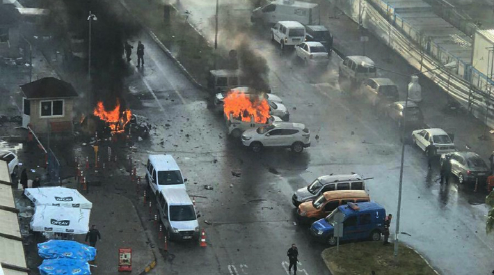 İzmir'de adliye önünde bombalı saldırı: 2 kişi hayatını kaybetti!
